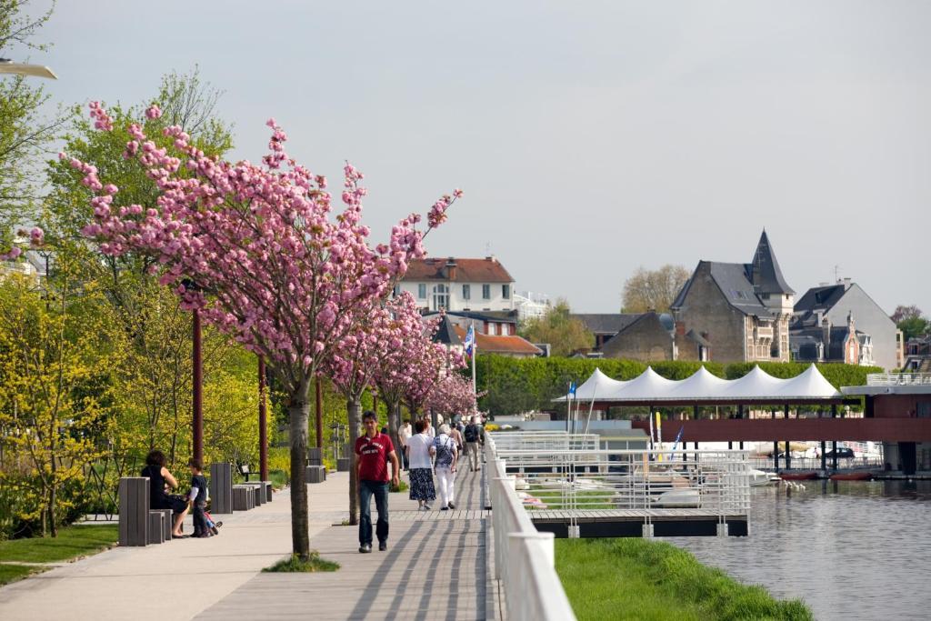 Hôtel des Thermes Les Dômes Vichy Exterior foto